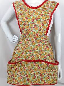 lot 287 image: Vintage Lot of Four Handmade Aprons - Full Child, Full Adult, and 2 Adult Half Aprons