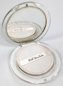 lot 216 image: Vintage Bell DeLuxe Lucite Compact with Arc de Triomphe Paris, Mirror, Screen, Pouch