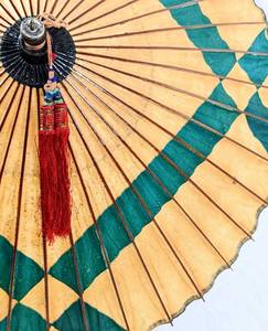 lot 179 image: Vintage Chinese Painted Paper and Bamboo Parasol with Blackthorn Shillelagh