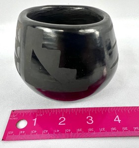 lot 331 image: Five Native BlackBrown Pottery Pieces, Santa Clara Pueblo