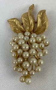 lot 392 image: Vintage Trifari Pearl Costume Pins and Clip Earrings