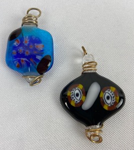 lot 391 image: Vintage Glass Pendants & Earrings