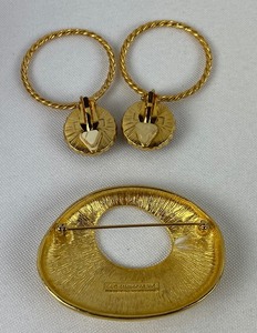 lot 393 image: Vintage Liz Claiborne Golden Oval Costume BroochPin & Clip Earrings