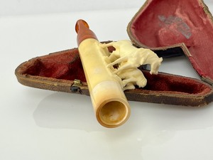 lot 21 image: Antique Carved Meershaum Cheroot Holder in Original Case w Horse Motif