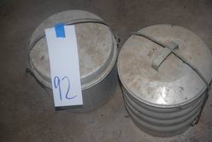 2 food containers for picnic or wor...