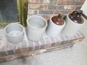2 ceramic jugs and 2 ceramic pots (...