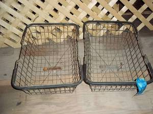 2 metal baskets