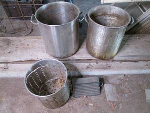 2 stock pots, strainer pot and whee...