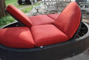 Wicker outdoor chaise lounger (no c...