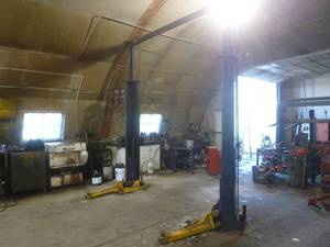 lot 1 image: Maxie Lift Auto Hoist
