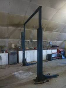 lot 2 image: Nussbaum Auto Hoist