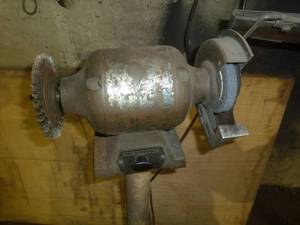lot 18 image: Pedestal Grinder