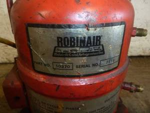 lot 22 image: Robinair Vacuum Pump