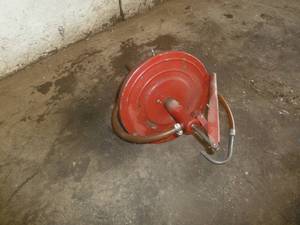 lot 34 image: Hand Bucket Pump Oil