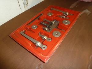 lot 79 image: Snap On Gear Puller Set