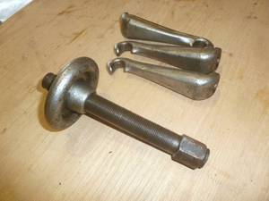 lot 104 image: Heavy Duty Hub Puller