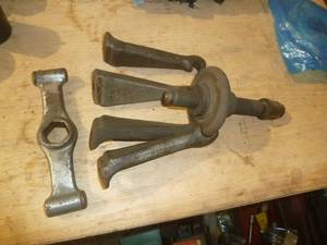 lot 158 image: Hub & Bearing Puller