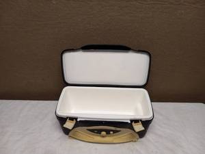 lot 9 image: VINTAGE MINI COOLER RADIO