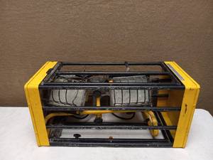 lot 16 image: DUAL HEAD INDUSTRIAL WORK LIGHTS