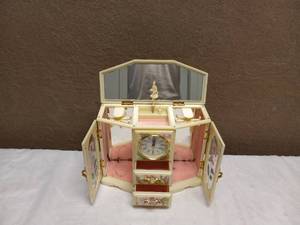 lot 54 image: VINTAGE MUSICAL JEWELRY BOX WITH CLOCK & DANCER