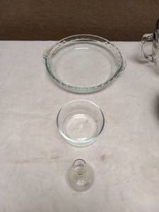 lot 84 image: 9 PYREX DISHES SOME WITH LIDS