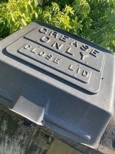 lot 89 image: Outdoor grease holder (used)