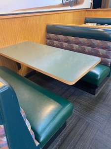 lot 1 image: 4 STATION BOOTH & TABLE COMPLETE SET