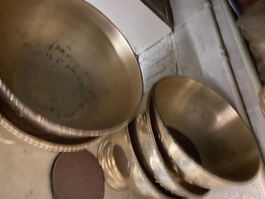 lot 43 image: Bowls on a stand (5 total)