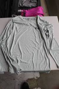 Under Armour Size Medium Womens Long Sleeve Shirt