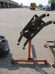lot 709 image: ORANGE ENGINE STAND