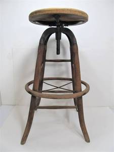 lot 12 image: Old Vintage Industrial Fire Chiefs Swivel Chair