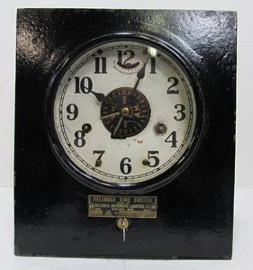 lot 44 image: Rare Working Antique RELIANCE Automatic Lighting Co. Time Clock