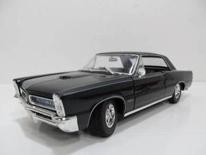 lot 49 image: Nice Diecast Metal 1965 Pontiac GTO Hardtop 118 Scale - Black
