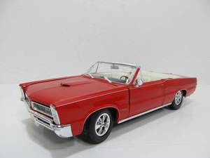 lot 50 image: Nice Diecast Metal 1965 Pontiac GTO Convertible 118 Scale - Red