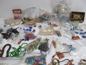 lot 95 image: Fantastic Collection of Old Vintage Glass etc Beads