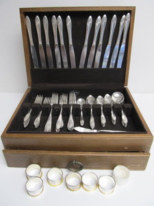lot 281 image: Great Condition Large Set of Vintage Flatware wStorage Case