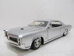 lot 307 image: 118 Scale Diecast Metal Pontiac GTO - Silver