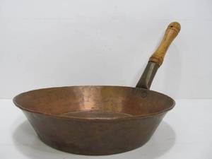 lot 313 image: Nice Antique Hand Hammered Copper Skillet wUpright Handle