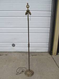 lot 339 image: Quality Antique Brass & Cast Iron 2-Light Floor Lamp