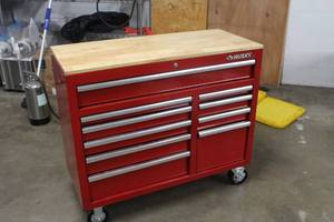 Husky Rolling Tool Chest w Electric Plug