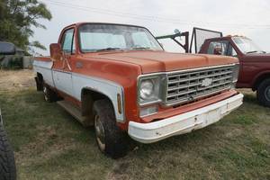 lot 2 image: 1975 Chevrolet Custom Deluxe truck