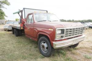 lot 3 image: Ford Custom F350 with winch