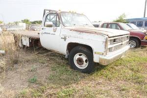 lot 4 image: 1984 Chevrolet Silverado flatbed truck