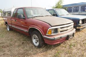 lot 5 image: 1995 Chevrolet S10 pick up truck