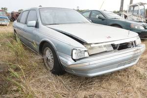 lot 8 image: 1992 Lincoln Continental Signature Series