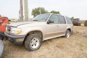 lot 13 image: 1998 Ford Explorer XLT