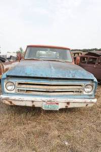 lot 21 image: 1967 Chevrolet C0 with contents