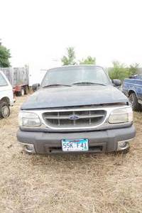 lot 40 image: 2000 Ford Explorer XLT