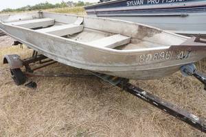 lot 63 image: Alumi-Line 14ft aluminum boat with roller trailer
