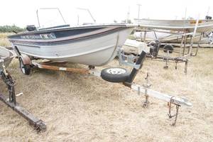 lot 64 image: 1989 Sylvan boat and roller trailer
